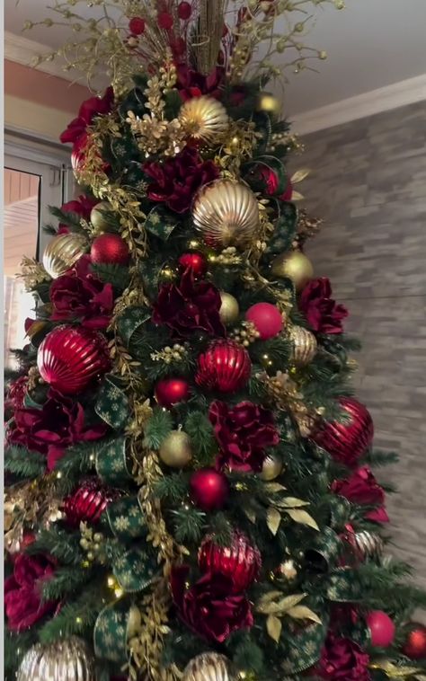 Christmas Tree Ideas Burgundy And Gold, Emerald Green And Burgundy Christmas Tree, Gold And Burgandy Christmas Tree, Red Burgundy Christmas Tree, Red And Green And Gold Christmas Tree, Cluster Christmas Trees, Green Gold Red Christmas Tree, Christmas Tree Burgundy And Gold, Burgundy Gold Christmas Tree