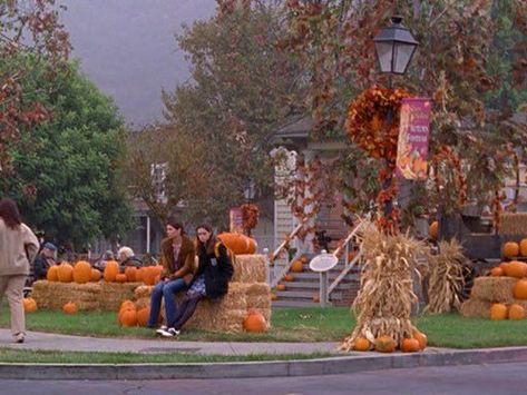 Happy First Day Of October, Fall Gilmore, First Day Of October, Gilmore Girls Fall, Kaptan Jack Sparrow, Gilmore Girls Seasons, Fall Mood Board, Gilmore Girl, Girls Fall