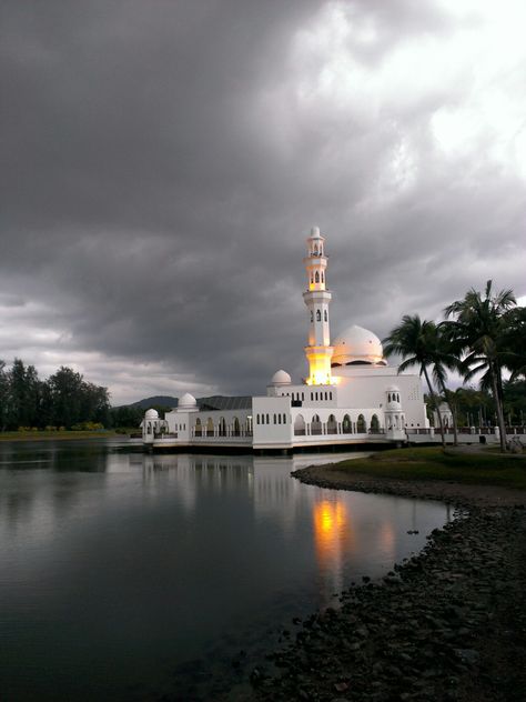 Kuala Ibai Mosque, Terengganu, Malaysia. #mosques Malaysia Mosque, Terengganu Malaysia, Malaysia Resorts, Travel Malaysia, Scuba Diving, Where To Go, Backpacking, Travel Photography, Places To Visit