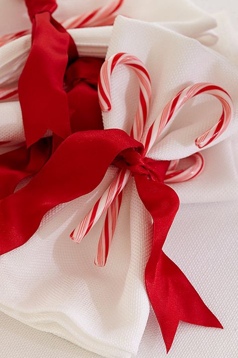 Perfect Christmas Dinner, Candy Cane Cutie, Xmas Dinner, Christmas Dinner Table, Happy Birthday Jesus, White Christmas Decor, Christmas Tablescapes, Christmas Table Settings, Red Candy