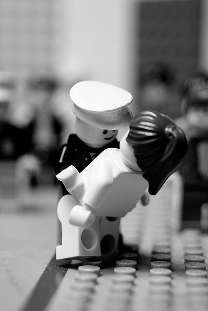 Lego Hacks, Lego Poster, Lego Avengers, Funny Love Pictures, Lego Custom Minifigures, Lego People, Photo Recreation, Famous Photos, Pictures Wedding