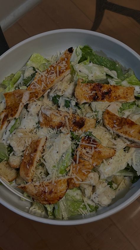 Grilled Chicken Caesar, Salad Veggies, Grilled Chicken Caesar Salad, Food Salad, Chicken Caesar, Healthy Food Inspiration, Chicken Caesar Salad, Chicken Bowl, Healthy Food Dishes