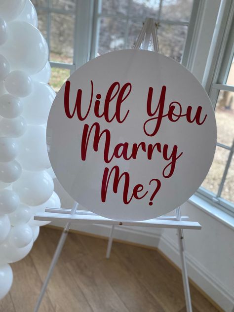 Balloon Garland attached to a mesh circle backdrop and personalised sign Diy Marry Me Signs, Proposal Signs Marry Me Diy, Proposal Ideas Simple, Marry Me Sign, Grace Dent, 2024 Manifestations, Weddings Ring, Cute Writing, Circle Backdrop