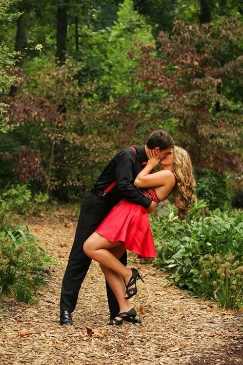 Outdoor Homecoming Picture Ideas, Homecoming Dance Photo Ideas, Cute Couple Pics Homecoming, Hoco Pose Ideas With Date, Homecoming Pictures With Date Funny, Homecoming Pictures With Boyfriend, Fun Homecoming Pictures, Home Coming Pics, Homecoming Picture Ideas With Date