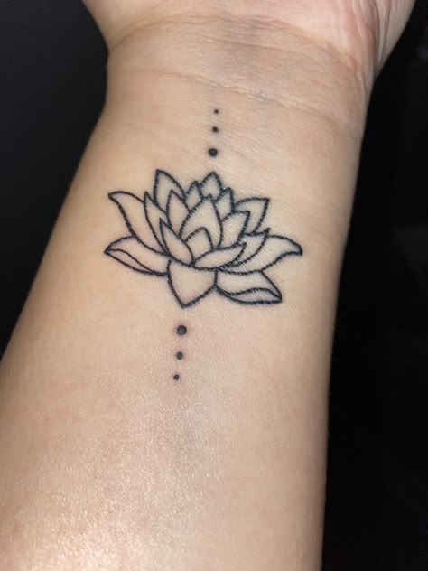 Blue Simple Tattoo, Lotus Flower Tattoo Outline, Lotus Outline Tattoo, Outline Tattoos For Women, Lotus Wrist Tattoos For Women, Lotus Tattoo Drawing, Geometric Minimalist Tattoo, Minimalist Tattoo Sleeve, Normal Tattoo