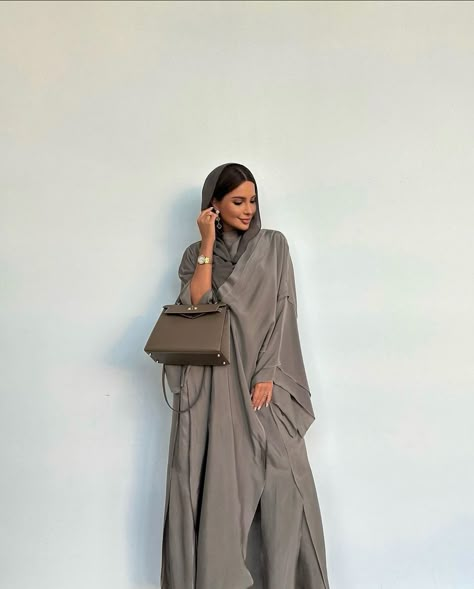 Hijabi Fashion Summer, Abaya Outfits, Khaleeji Aesthetic, Abaya Designs Latest, Abaya Outfit, Abaya Design, Fashion Logo Branding, Kaftan Designs, Modern Hijab Fashion