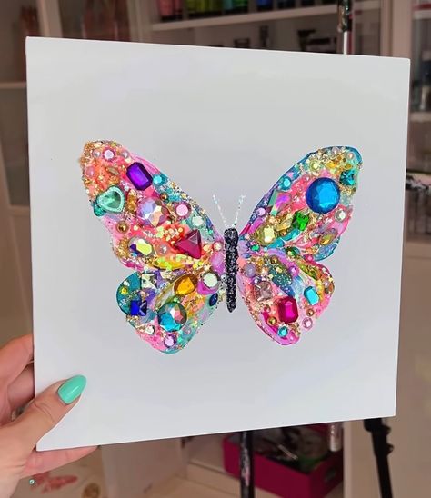 Bedazzled Butterfly Art Canvas Tutorial Painting, Jewel Canvas Art, Gem Art Crafts, Gem Canvas Art Ideas, Bedazzled Canvas Art, Bedazzled Crafts, Bedazzle Art, Gem Canvas Art, Bedazzled Wall Art