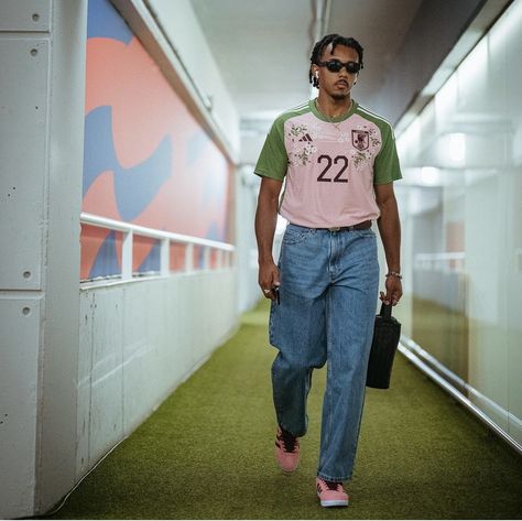 A look at the style of Jules Kounde, Barca’s most stylish player right now. Mens Sportswear Fashion, Pink Shoes Outfit, Jules Kounde, Celebrity Inspired Outfits, Football Jersey Outfit, Men's Denim Style, Blue Jean Outfits, Image Swag, Black Men Street Fashion