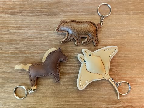 Leather Key Ring Ideas, Leather Keyring Pattern, Diy Leather Keychain, Diy Leather Pouches, Leather Animals, Leather Animal Keychain Pattern, Leather Dog Keychain Pattern, Leather Cow Keychain, Leather Keychain Diy