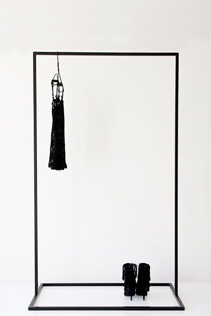 Clothes Rack Design, Industrial Clothing Rack, Fashion Store Design, Fabric Store Design, Store Experience, Black Hangers, Clothing Store Interior, Metal Clothes Rack, Open Wardrobe