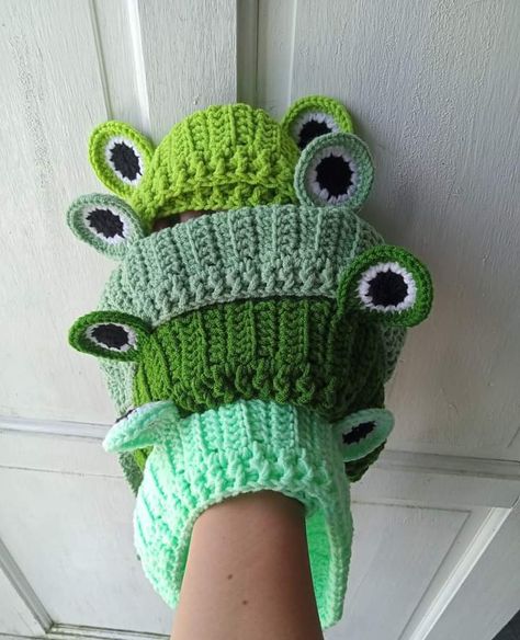 Crochet Frog Earmuffs, Crochet Froggy, Spring Crochet, Crochet Frog, Crochet Knit Hat, Embroidery Crochet, Knit Hats, Earmuffs, Ear Warmers