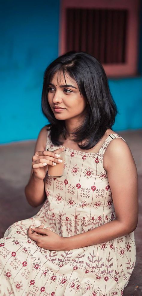 Mamitha Baiju Hair, Mamitha Baiju Haircut, Yael Shelbia, Beauty Hacks Lips, Best Friend Pictures Tumblr, Lord Balaji, Hair Tutorials Easy, Malayalam Actress, Actress Pics