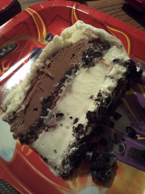 DQ Copycat Ice Cream Cake Recipe. you're welcome Dq Ice Cream Cake, Dq Ice Cream, Dairy Queen Ice Cream, Dairy Queen Ice Cream Cake, Cooking Sweets, Queen Cake, Cream Cake Recipe, Magic Shell, Soda Shop