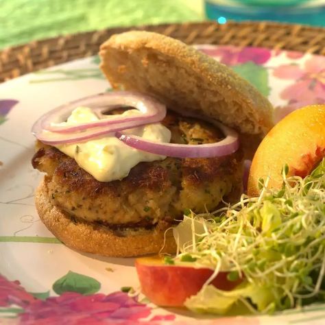 Crab Cake Burgers, Easy Crab Cakes, Crab Cakes Easy, Healthy Delicious Dinner, Crab Cake Recipes, Sliced Peaches, Easy Suppers, Crab Cake, Healthy Dinner Recipe