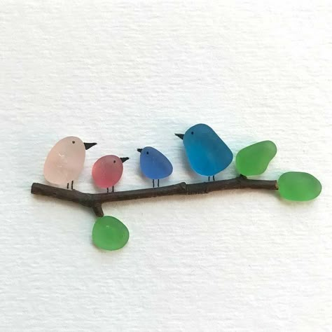 Adorable little bird family made from sea glass. I love the use of the pink and rose colored sea glass. And don't forget the green sea glass leaves. #seaglass #seaglassart #bird #birdfamily #seaglassbirds #ocean #nautical #beach #beachcombing Sea Glass Diy, Sea Glass Artwork, Sea Glass Art Diy, Sea Glass Art Projects, Seaglass Art, Beach Glass Crafts, Glass Art Pictures, Wine Glass Art, Sea Crafts