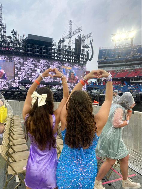 Eras Tour Best Friend Outfits, Eras Tour With Friends, Taylor Swift Eras Tour Cute, Taylor Swift Rain Show, Eras Tour Rain Show, Taylor Swift Rain, Concerts Aesthetic, Show Taylor Swift, Dinner Date With Friends