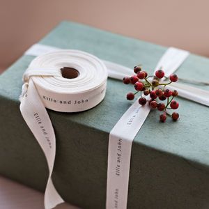 Pleated Gift Wrapping, Creative Corporate Gifts, Craft Ideas Easy, Christmas Wired Ribbon, Elegant Gift Wrapping, Christmas Craft Ideas, Gift Wrapping Inspiration, Personalized Ribbon, Wedding Gifts For Groom