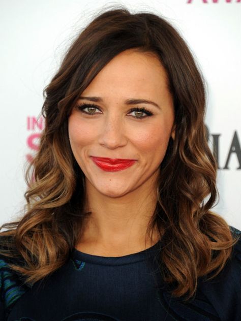 Rashida Jones, Red Carpet Hair, Mid Length Hair, Hazel Eyes, Red Hair Color, Red Lipstick, Hair Envy, Celebrity Hairstyles, Hair Dos