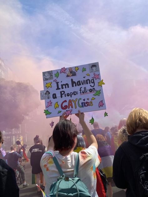 Pride Parade Posters Ideas, Pride Posters Ideas, Heartstopper Pride Parade, Pride Signs Ideas, Nick Nelson Charlie Spring, Pride Signs, Pride Parade Ideas, Pride Weekend, Pride 2024