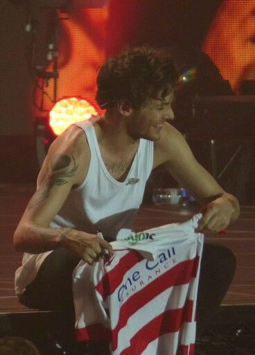 Louis signing a Doncaster Rovers shirt in Sheffield #OTRASheffield2 (10-30-2015) Doncaster Rovers, Harry Louis, Waterloo Road, Louis And Harry, One Direction Pictures, Louis Williams, 1d And 5sos, Edward Styles, Larry Stylinson