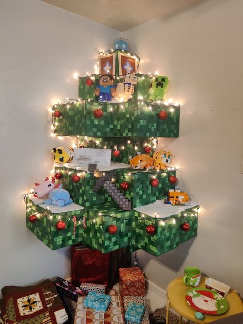 Gaming Christmas Tree, Gamer Christmas Tree, Weird Christmas Trees, Minecraft Decorations Bedroom, Christmas Lego Ideas, Minecraft Christmas Decorations, Christmas Decor Ideas Grinch, Christmas Tree Minecraft, Anime Christmas Tree