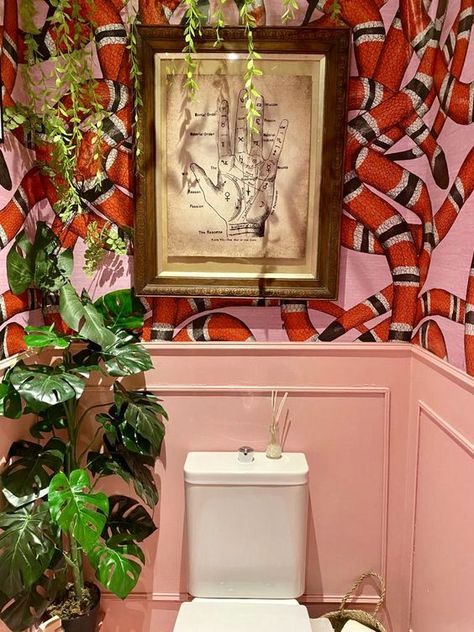 a colorful maximalist bathroom with pink paneling, snake print wallpaper, potted plants and a bold artwork is creative Snake Print Wallpaper, Wallpapers For Bathrooms, Maximalist Bathroom Decor, Maximalist Bathroom, Maximalist Wallpaper, Colorful Maximalist, Eclectic Maximalism, Colorful Planters, Maximalist Interior