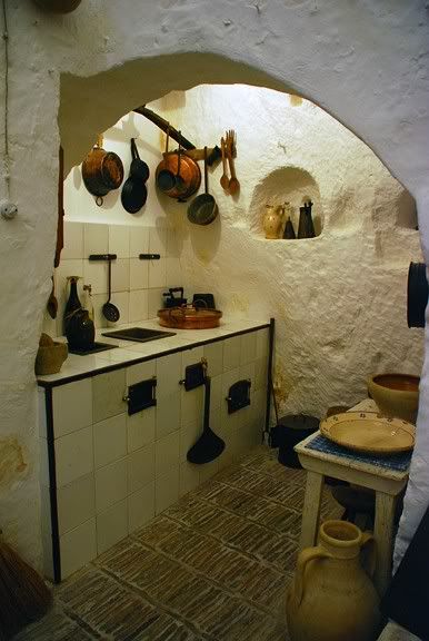 Curious Places: Cave dwellings (Sassi di Matera / Italy) Things To See In Italy, Italy Cottage, Cooking Hearth, Underground Living, Primitive Kitchens, Underground City, Matera Italy, Earthy Home, Natural Homes