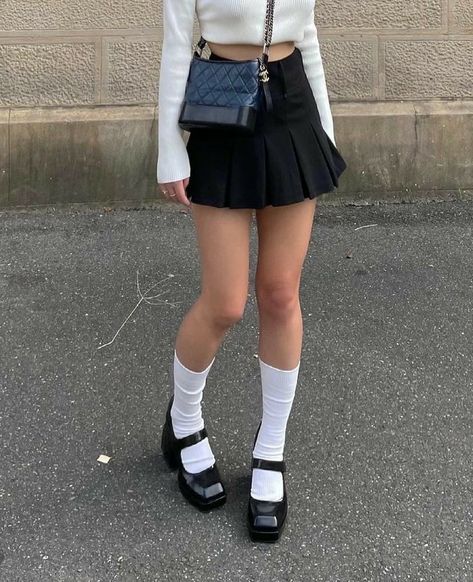 Cute Mini Skirt Outfits, Estilo Madison Beer, Basic Skirt, Miniskirt Outfits, Long Socks, Looks Style, Looks Vintage, Black Skirt, Aesthetic Outfits