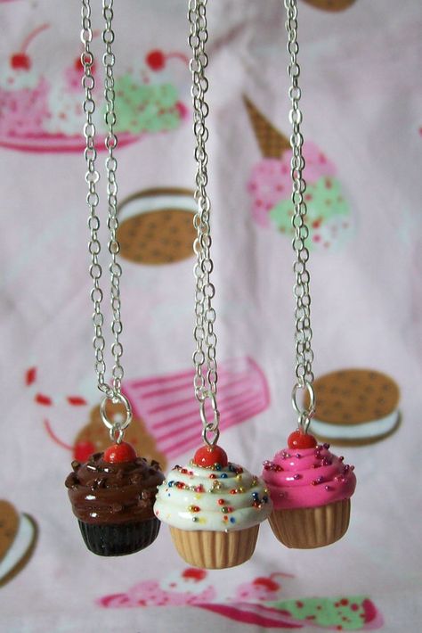 Classic Cupcake Necklace by sugarcubecorner on Etsy. $20.48 CAD. #kawaii Cupcake Jewelry, Cupcake Necklace, Kawaii Charms, Diy Polymer Clay, Bracelet And Ring, Miniature Food Jewelry, Cute Polymer Clay, Vanilla Chocolate, Kawaii Accessories