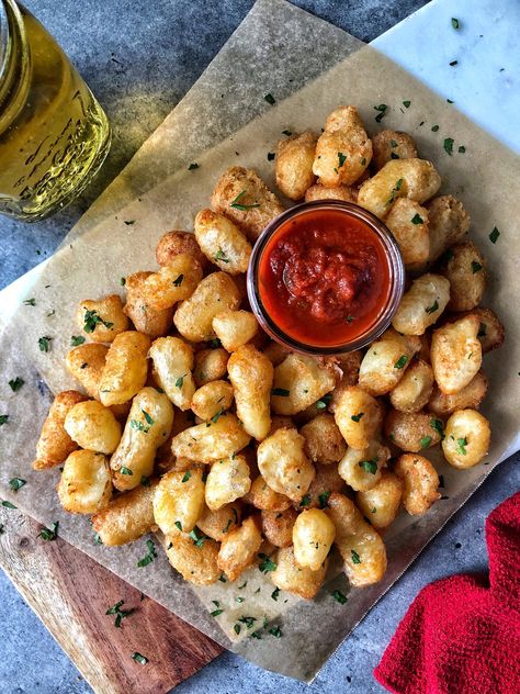 Spicy Cheese Curds Recipe, Garlic Cheese Curds, Cheese Curds Recipe, National Cheese Day, Fried Cheese Curds, Cheese Day, Spicy Cheese, Iron Recipes, Nacho Cheese Sauce