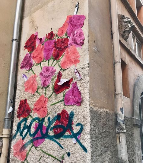 Floral Street Art, Graffiti Flowers, Concrete Retaining Walls, Graffiti Drawing, Design Development, Rose Buds, Lyon, I Tattoo, Floral Art