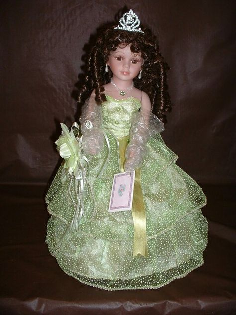 Light Green Quinceanera Dresses, Green Quince Dress, Porcelain Doll Makeup, Green Quinceanera Dresses, Quinceanera Themes Dresses, Porcelain Dolls Value, Quinceanera Planning, Quinceñera Dresses, Decorating Crafts