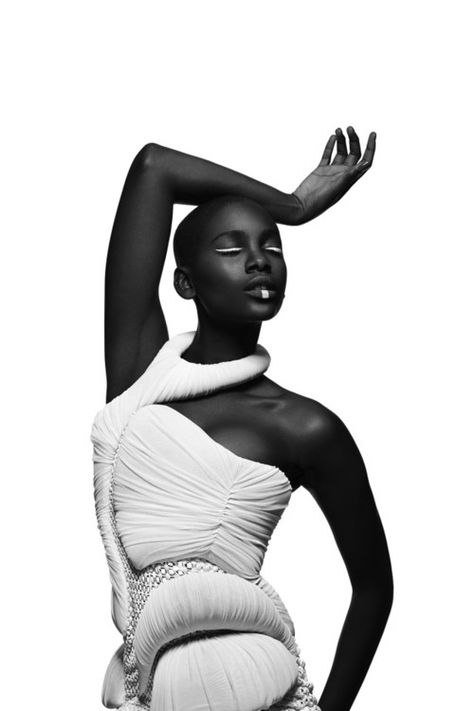 Model - Adja Kaba Vogue Poses, Mode Poses, High Fashion Poses, هاكونا ماتاتا, Foto Inspo, Fashion Model Poses, Shotting Photo, Photographie Portrait Inspiration, 사진 촬영 포즈