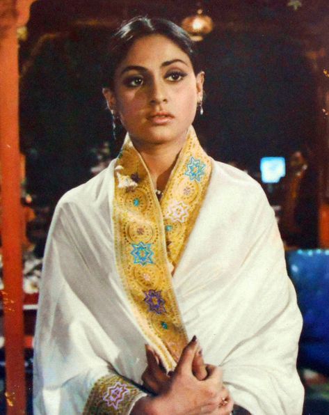 Jaya Bhaduri Jaya Bhaduri, Jaya Bachchan, Bollywood Retro, Costumes Around The World, Modern Costumes, Retro Bollywood, 90s Bollywood, Vintage Bollywood, Crochet Baby Clothes