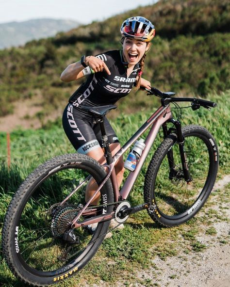 Bike Women Cycling, Scott Scale, Girls On Bikes, Mtb Girl, Mtb Riding, Mountain Biking Women, Hardtail Mountain Bike, Cycling Girl, Cycling Photography