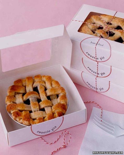 Doorgift Ideas, Pie Favors, Mini Fruit Pies, Summer Wedding Favors, Mini Torte, Dessert Packaging, Tiny Treats, Bakery Packaging, Cake Packaging