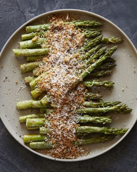 Roasted Asparagus with Panko and Parmesan Asparagus Side, Asparagus Side Dish, Ways To Cook Asparagus, Asparagus Dishes, Asparagus Recipes Baked, Asparagus Recipes Roasted, Asparagus Seasoning, Parmesan Asparagus, Whats Gaby Cooking