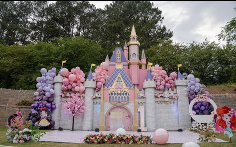 Disney Princess Backdrop, Harry Potter Birthday Decorations, Disney Princess Birthday Cakes, Rapunzel Birthday Party, Castle Backdrop, Carnival Birthday Party Theme, Disneyland Birthday, Princess Birthday Party Decorations, Princess Theme Birthday