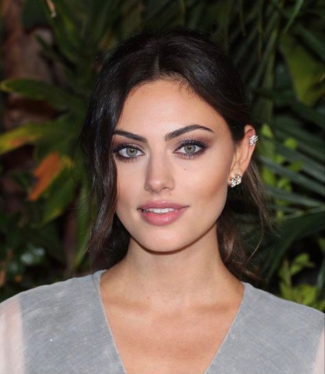 Deep Winter Wedding Makeup, Green Eyes Celebrities, Phoebe Tonkin Makeup, Celebrities With Green Eyes, Cleo Sertori, Winter Wedding Makeup, Tvdu Cast, Winter Palette, Going Out Makeup