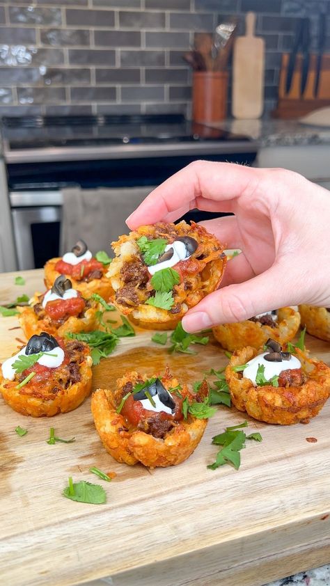 Tater Tot Taco Cups Tater Tot Tacos, Tater Tot Appetizer Recipes, Taco Tater Tots, Mini Tacos Appetizers, Mini Taco Appetizer, Tater Tot Cups, Tater Tot Taco, Steak Crostini, Tater Tot Appetizers