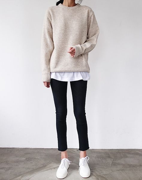 10 Ways to Wear a Slouchy Sweater Cute Hipster Outfits, Minimalist Fashion Outfits, White Sneakers Outfit, Winter Fashion Coats, Minimalist Women, Hipster Outfits, White Sneakers Women, Minimalist Wardrobe, Minimal Chic