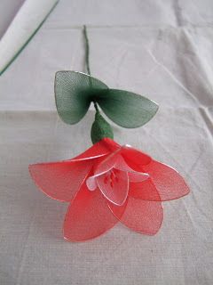 MIS MANUALIDADES por Mª Jose: FLORES PASO A PASO Diy Pearl Rings, Stocking Flowers, Ribbon Projects, Tissue Flowers, Nylon Flowers, Large Paper Flowers, Red Wall Art, Organza Flowers, Cloth Flowers