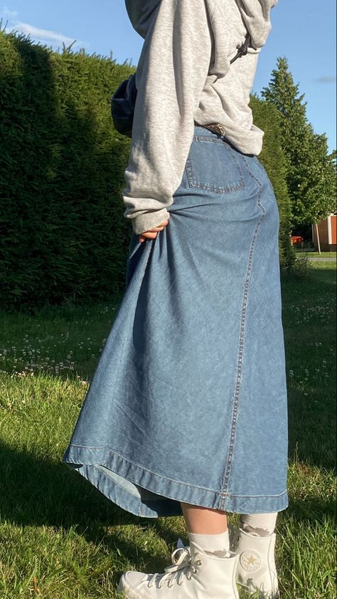 Thrifted vintage denim midi skirt outfit, ootd inspo, y2k, summer outfit, aesthetic Hoodie And Denim Skirt Outfit, Maxi Skirt Hoodie Outfit, Denim Skirt Outfit Aesthetic, Skirt And Sweatshirt Outfit, Maxi Denim Skirt Outfit, Blue Maxi Skirt Outfit, Baggy Sweater Outfits, Denim Skirt Outfit Winter, Long Denim Skirt Outfits