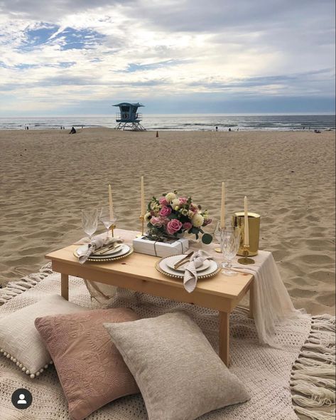 Minimal Picnic Aesthetic, Beach Picnic For 2, Small Beach Picnic, Beach Romantic Dinner, Beach Picnic Aesthetic, Sunset Beach Picnic, Picnic Business, Romantic Beach Picnic, Beach Picnic Party