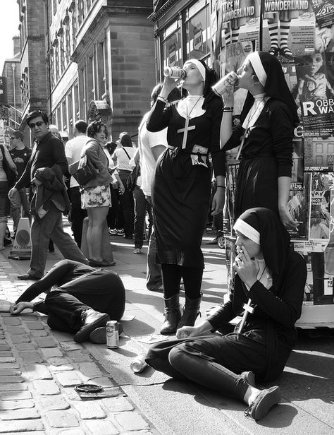 Smoke break. Robert Doisneau, Ange Demon, 인물 사진, Drinking Beer, A Group, Bad Girl, White Photography, Black And White Photography, Some People