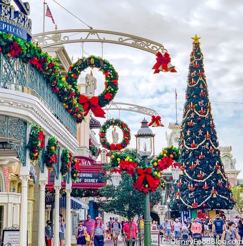 Magic Kingdom Christmas, Christmas Main, Disney World Magic Kingdom, Mickey Christmas, Disney Food Blog, Disney Dining, Vintage Christmas Tree, Disney Food, Disney Fun