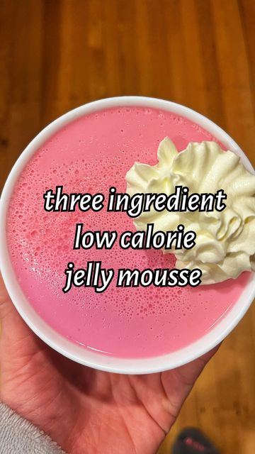 Alex on Instagram: "the ultimate low calorie, tasty dessert 😋 super easy to make with just three ingredients (one being water 🏄‍♀️) 🔸ingredients (makes two servings): -1 sachet of @i_like_aeroplane_jelly lite flavour of choice (approx 10g of jelly crystals) -120mls boiling water -120mls cold water -350g yoghurt of choice 🔸method: -add your jelly crystals to a heat proof bowl/jug and pour in the measure of boiling water -whisk well until the crystals are dissolved -add the cold water and whi Yogurt Mousse, Super Low Calorie, Meals Under 500 Calories, Yoghurt Recipe, Jelly Crystals, Milk Tart, Yogurt Dessert, Jelly Desserts, Pudding Ice Cream