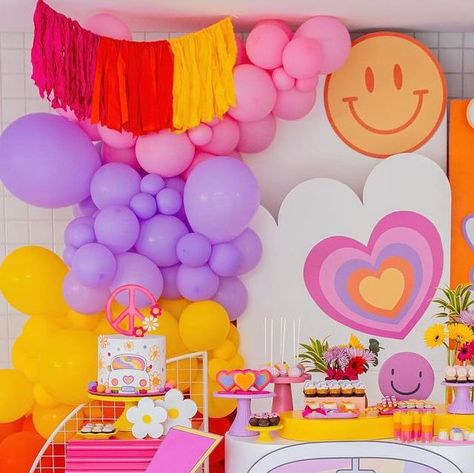 Liv Loc on Instagram: "Good Vibes por @julianawettersdecor ✌🏻

📸 @dalillaoliverfotografia" Good Vibes Birthday Party, Vibes Birthday Party, Good Vibes, Party Ideas, Party Decorations, Birthday Party, Birthday, On Instagram, Instagram