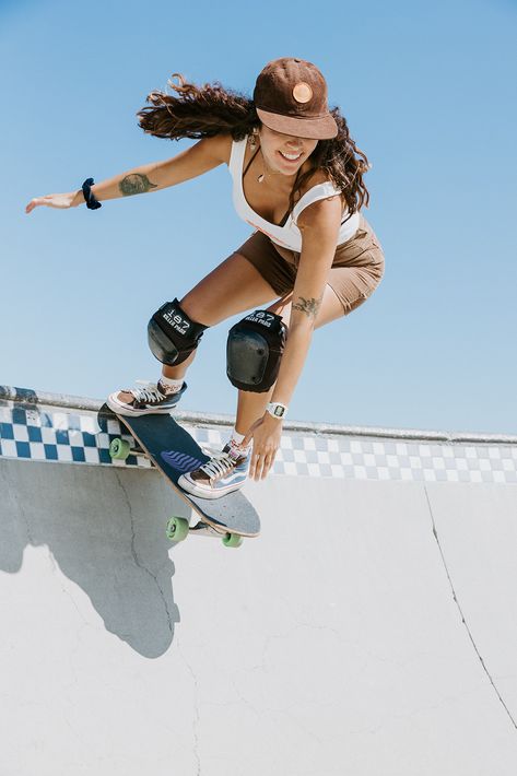 skate park photoshoot Skater Art, Aesthetic Skateboard, Gesture Reference, Hoodie Art, Skateboard Photos, Skateboard Park, Skater Hoodie, What's My Aesthetic, Skateboard Aesthetic