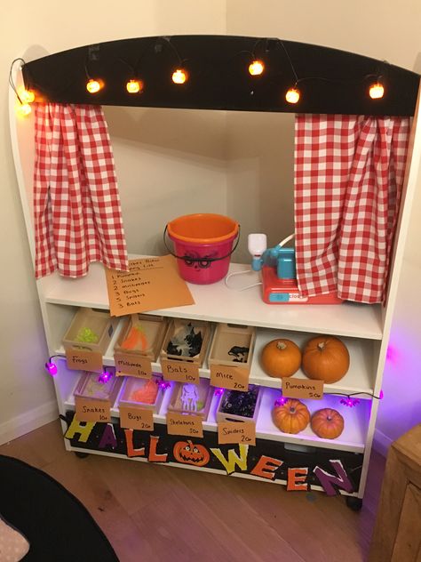 Halloween Role Play Area, Witches Brew Dramatic Play, Halloween Play Kitchen, Halloween Dramatic Play, Role Play Areas Eyfs, Nursery Room Ideas Childcare, Dramatic Play Activities, Play Market, Preschool Music Activities